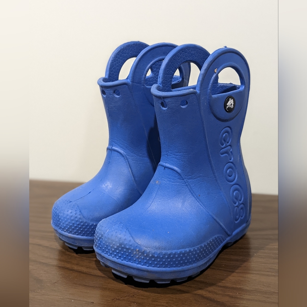 Blue size 6 Crocs Rainboots